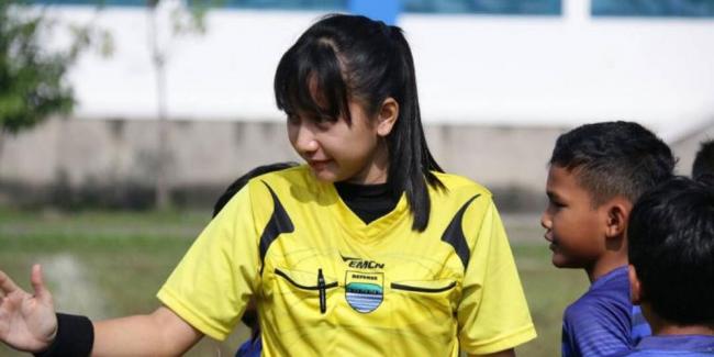Wanita Berparas Cantik Ini Mendadak Ngehits